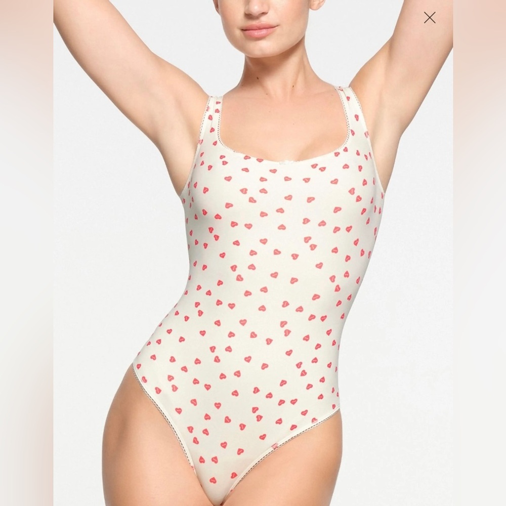 NWT SKIMS Fits Everybody Square Neck Thong Bodysuit in Ruby Heart Print